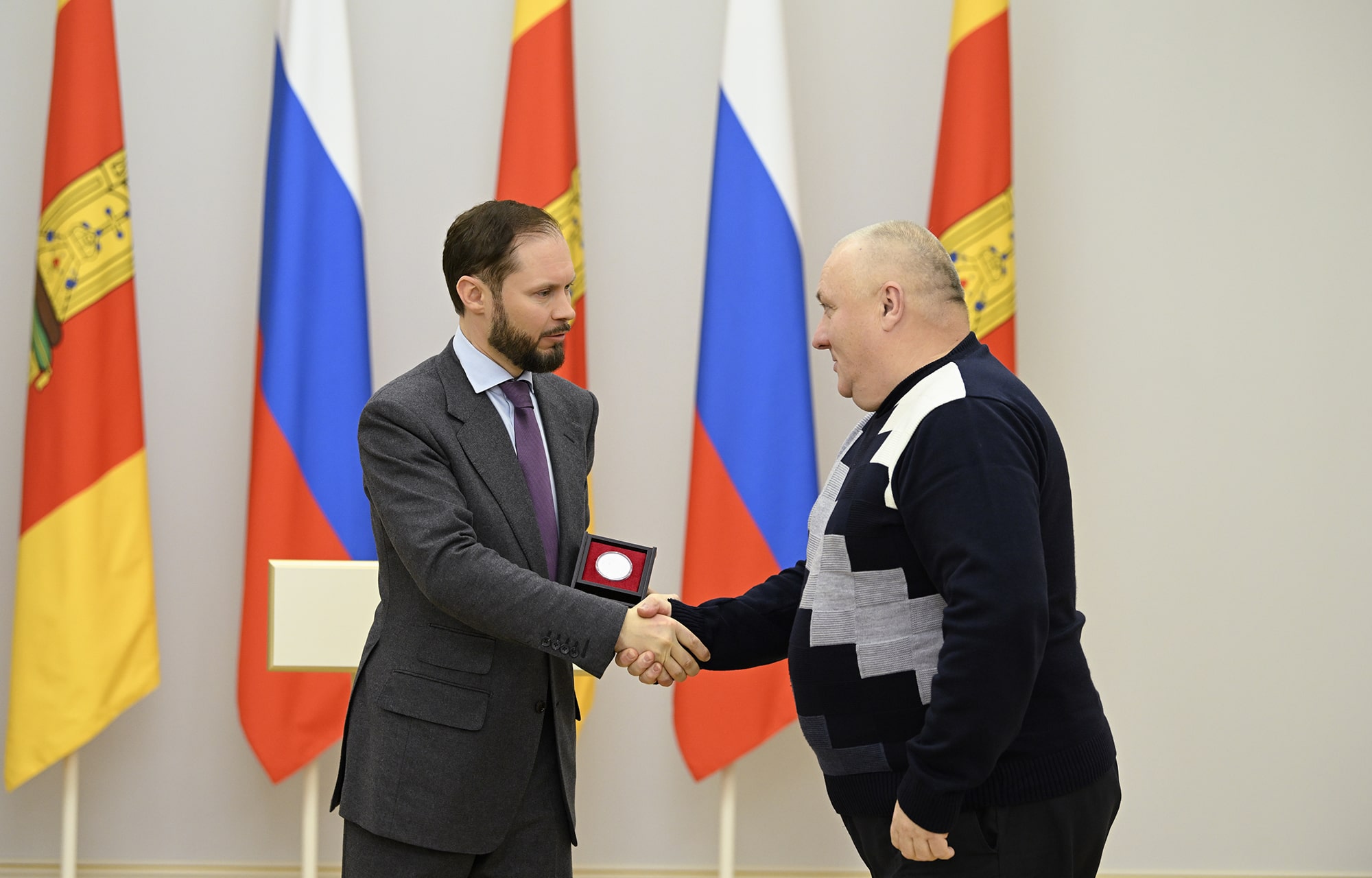 В День Конституции Российской Федерации Виталий Королев вручил государственные и региональные награды жителям Тверской области