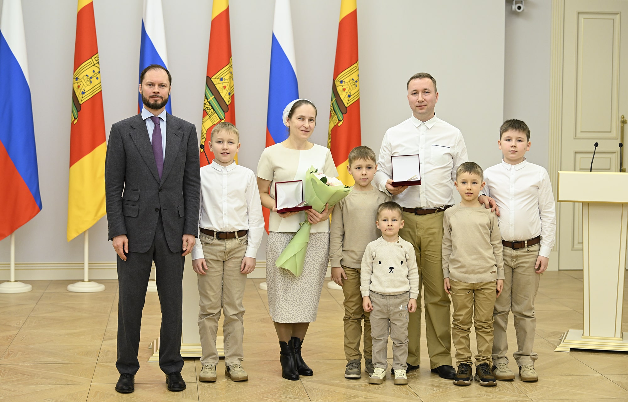 В День Конституции Российской Федерации Виталий Королев вручил государственные и региональные награды жителям Тверской области
