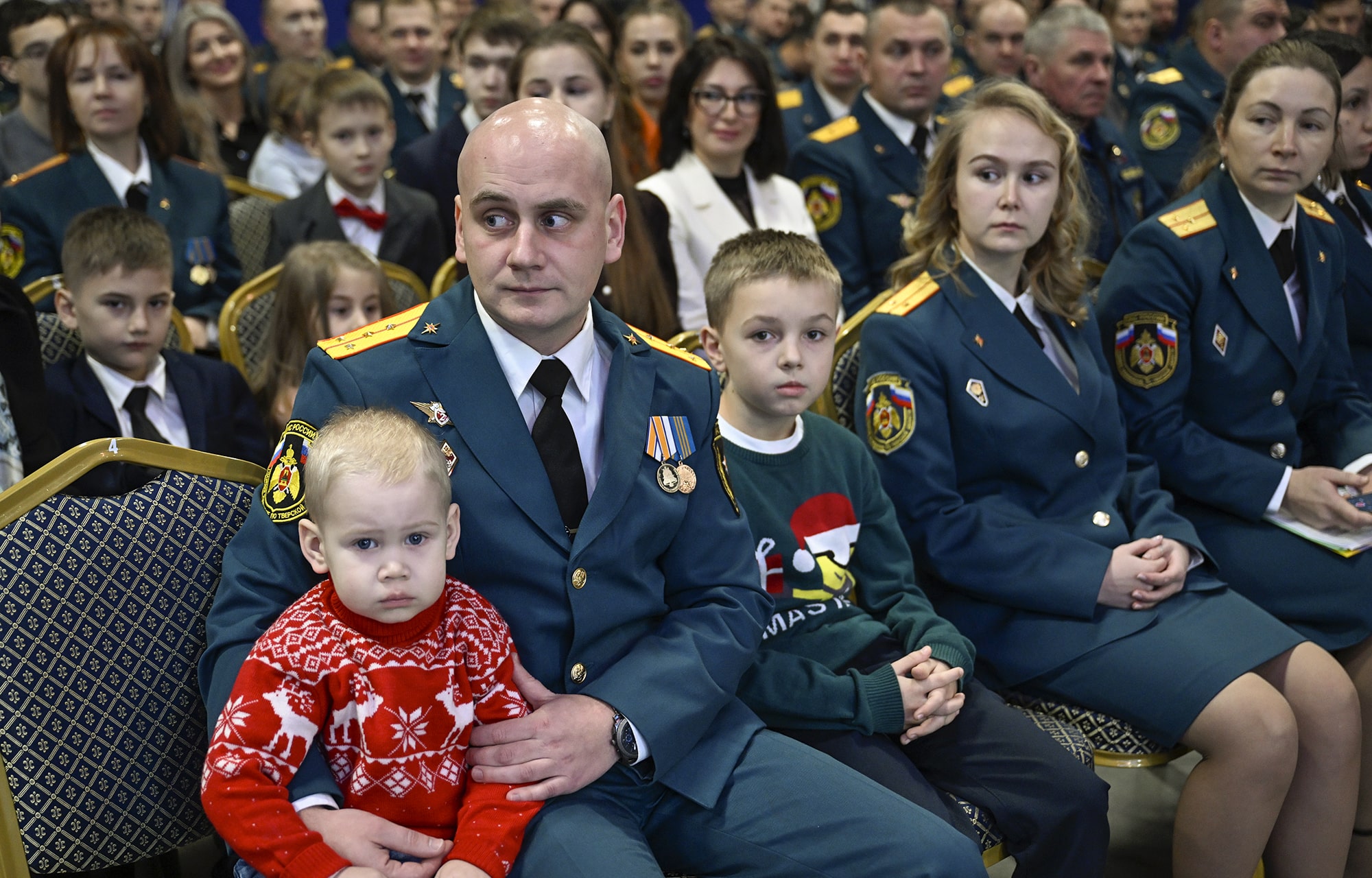Виталий Королев вручил награды и передал спецтранспорт тверским спасателям