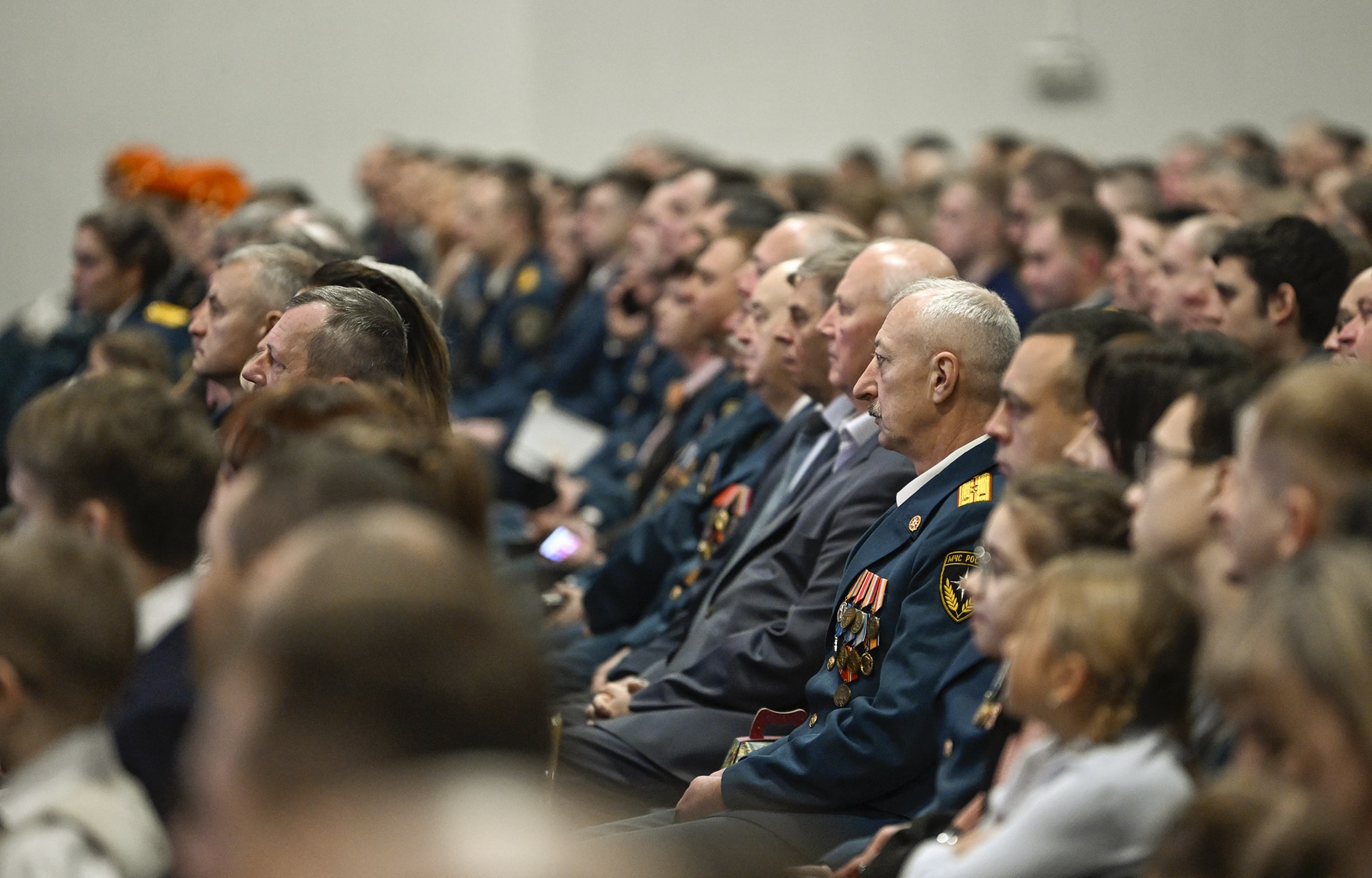 Виталий Королев вручил награды и передал спецтранспорт тверским спасателям