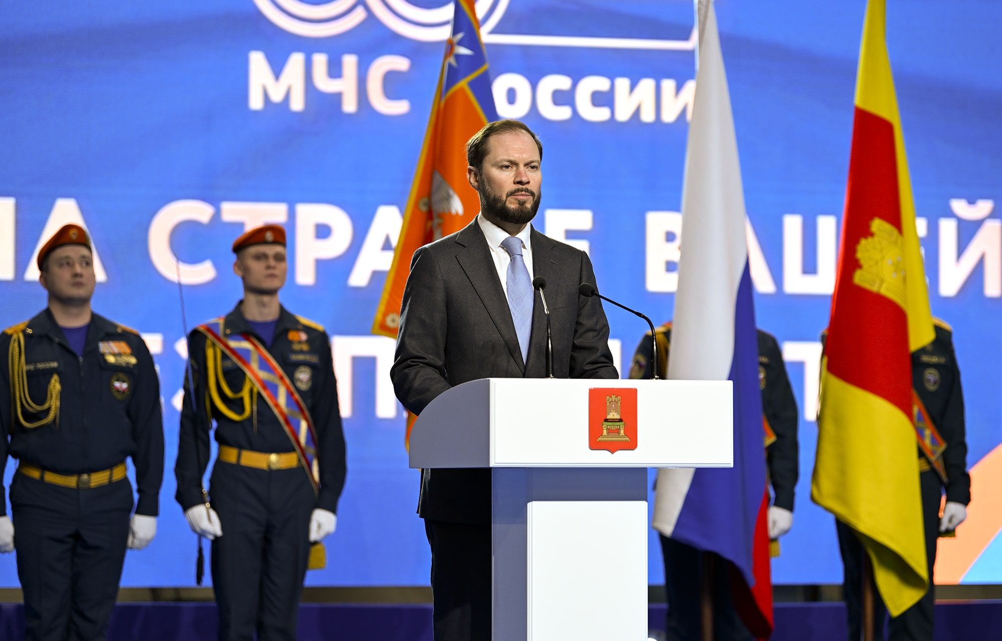 Виталий Королев вручил награды и передал спецтранспорт тверским спасателям