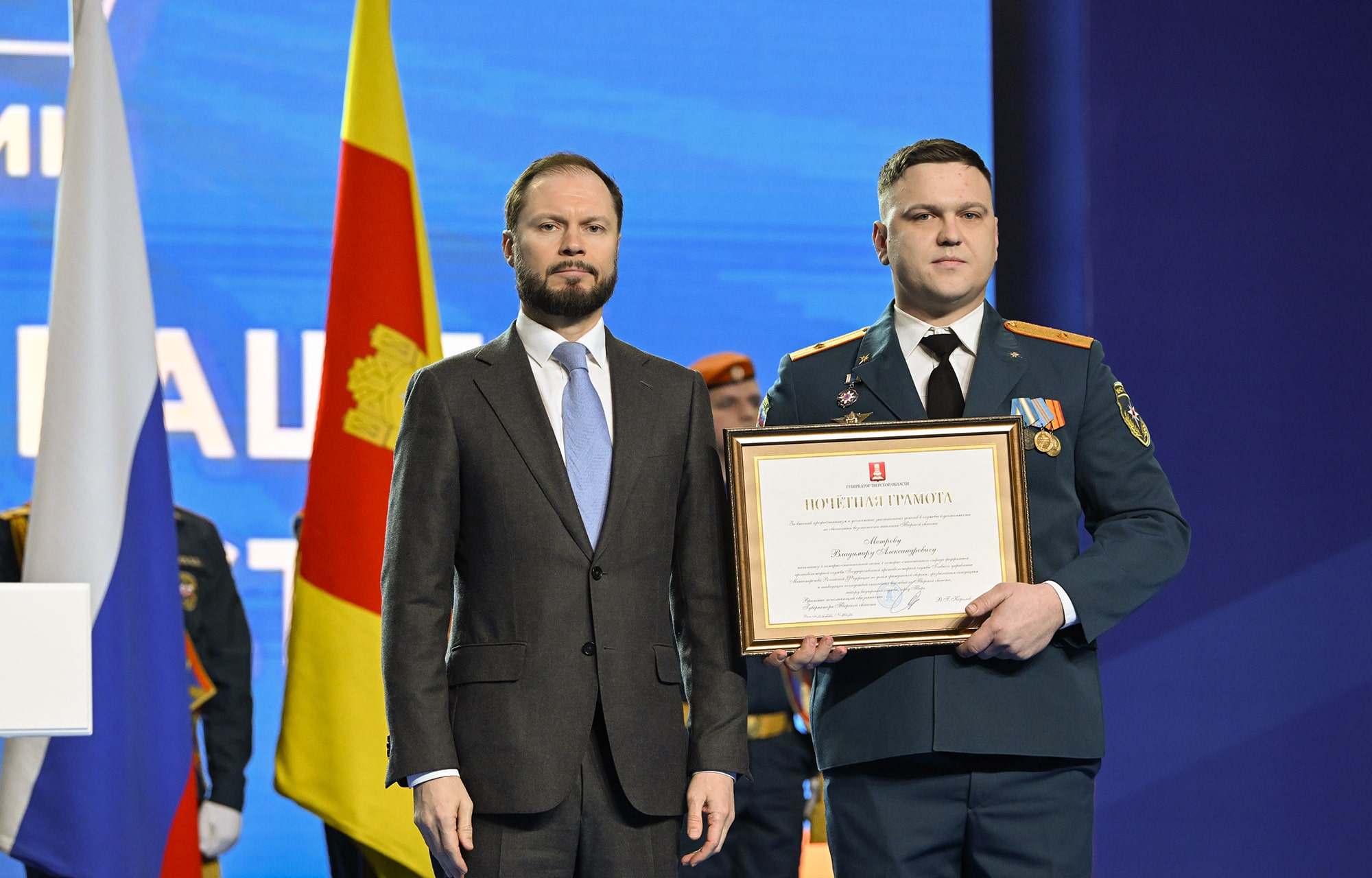 Виталий Королев вручил награды и передал спецтранспорт тверским спасателям