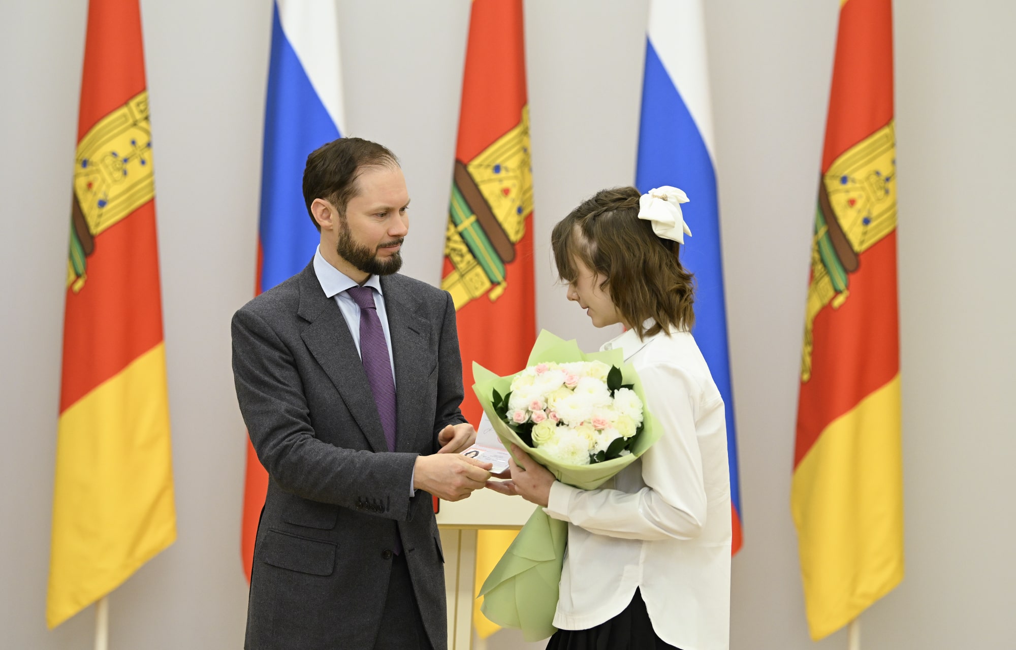 В День Конституции Российской Федерации Виталий Королев вручил государственные и региональные награды жителям Тверской области