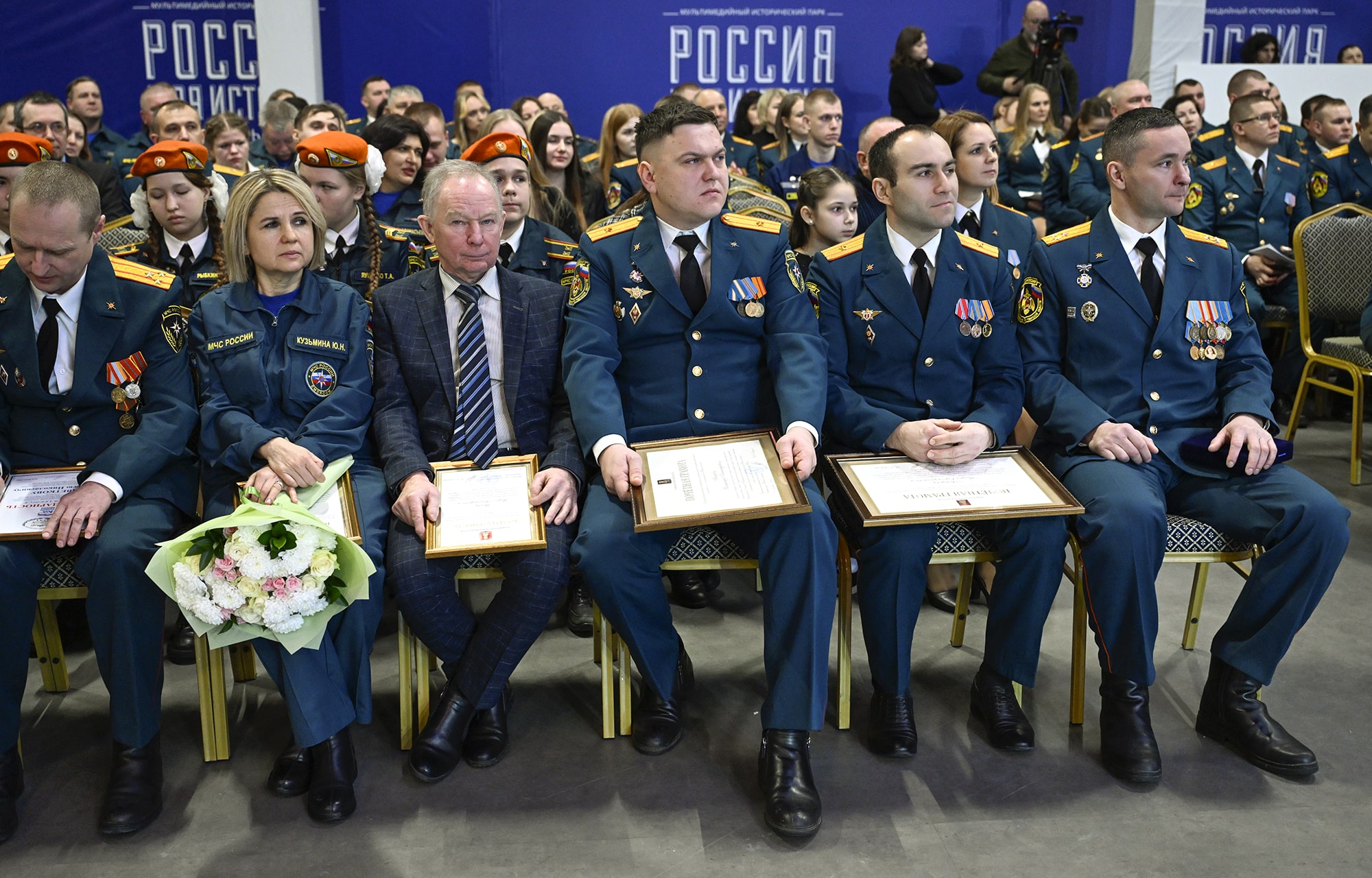 Виталий Королев вручил награды и передал спецтранспорт тверским спасателям