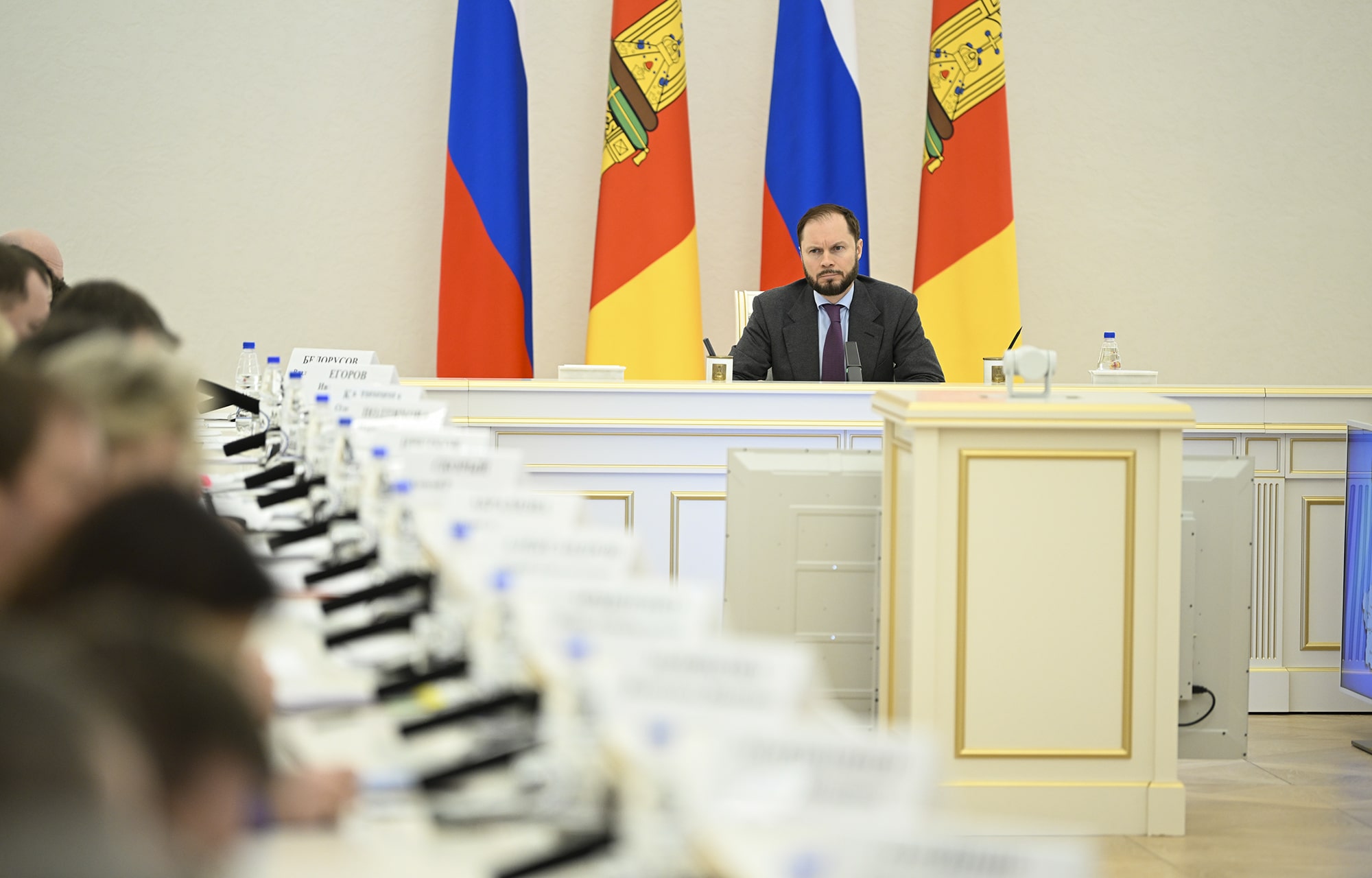 Виталий Королев поставил задачи по помощи жителям и восстановлению дома, поврежденного БПЛА