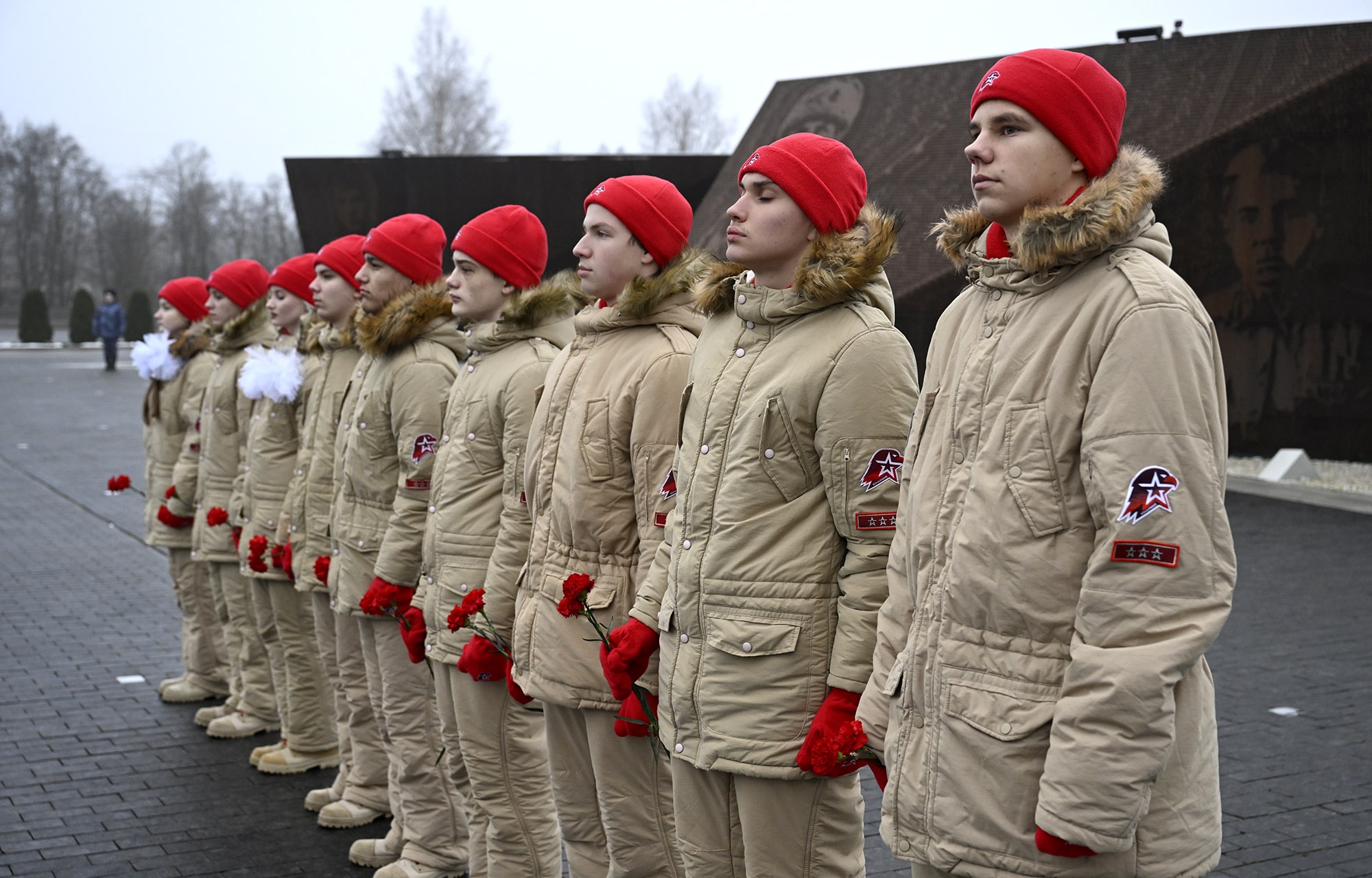 Виталий Королев начал рабочую поездку в Ржевский округ с возложения цветов к мемориалу Советскому солдату