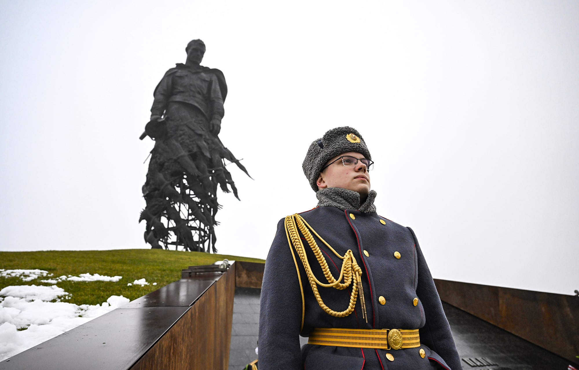 Виталий Королев начал рабочую поездку в Ржевский округ с возложения цветов к мемориалу Советскому солдату