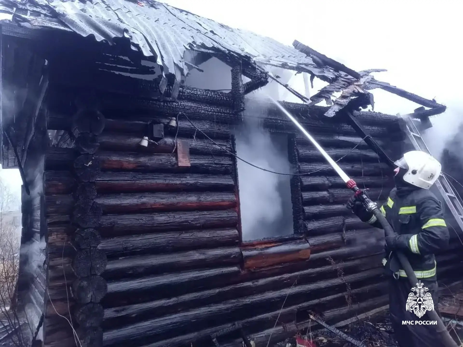 В Тверской области сгорело заброшенное строение