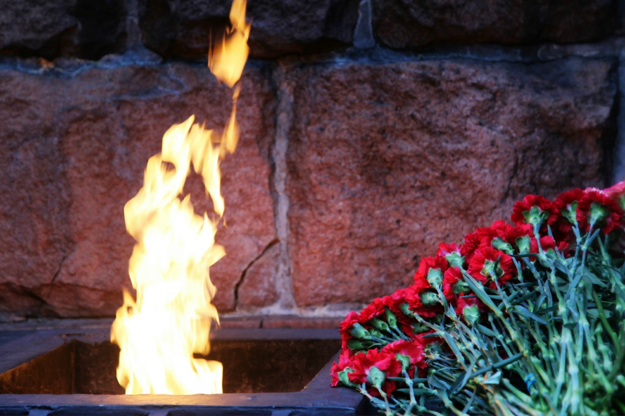 Полковник юстиции и кадеты возложили цветы к Обелиску Победы в Твери