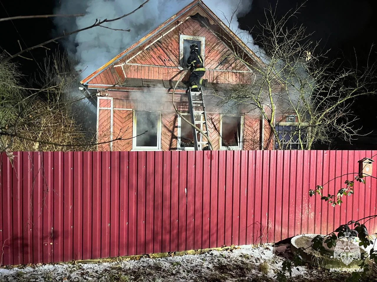 Из-за "ветерка" в Тверской области загорелся жилой дом