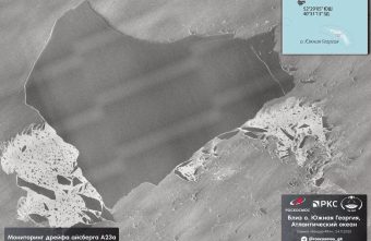 «Роскосмос» опубликовал снимок расколовшегося на части огромного айсберга айсберга