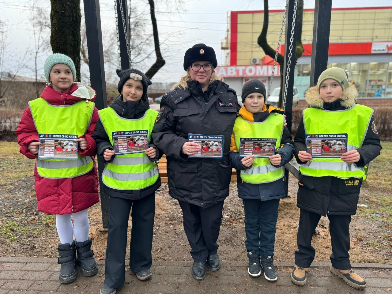 Школьники и автоинспекторы провели акцию «Безопасный гаджет» в городе Бологое