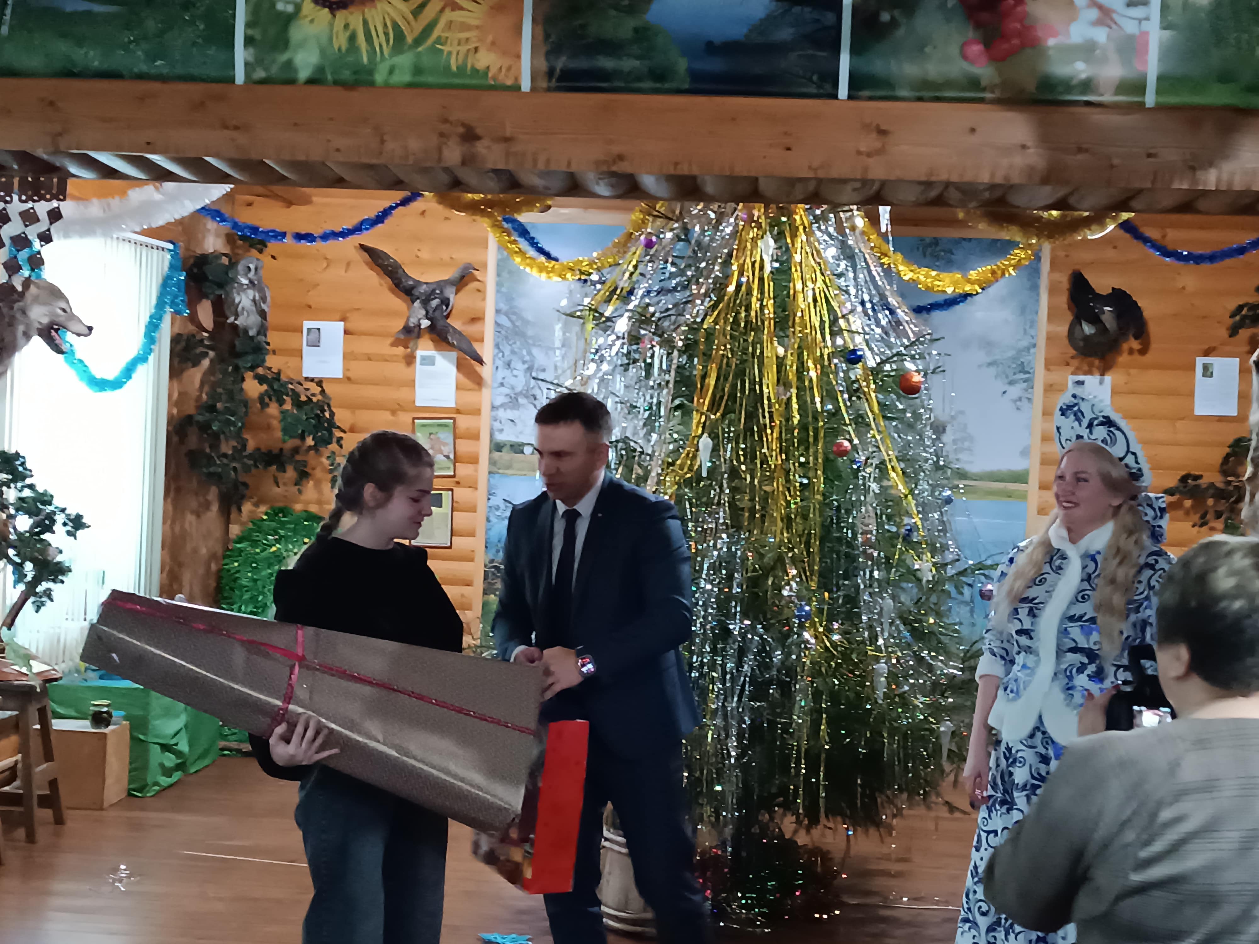 Партийцы подарили новогоднее чудо детям участников СВО в Сандовском округе