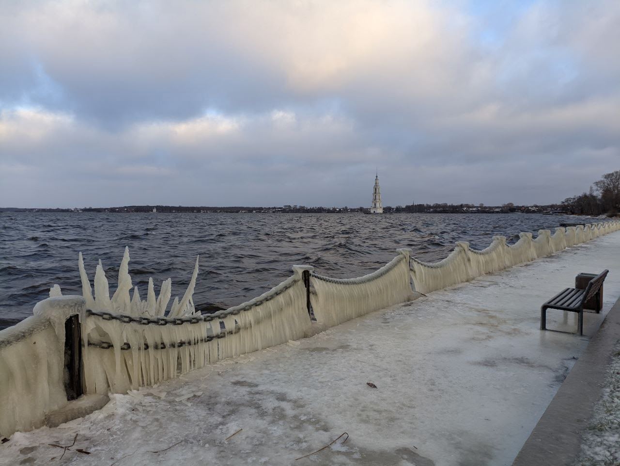На набережной в Тверской области появился ледяной музей