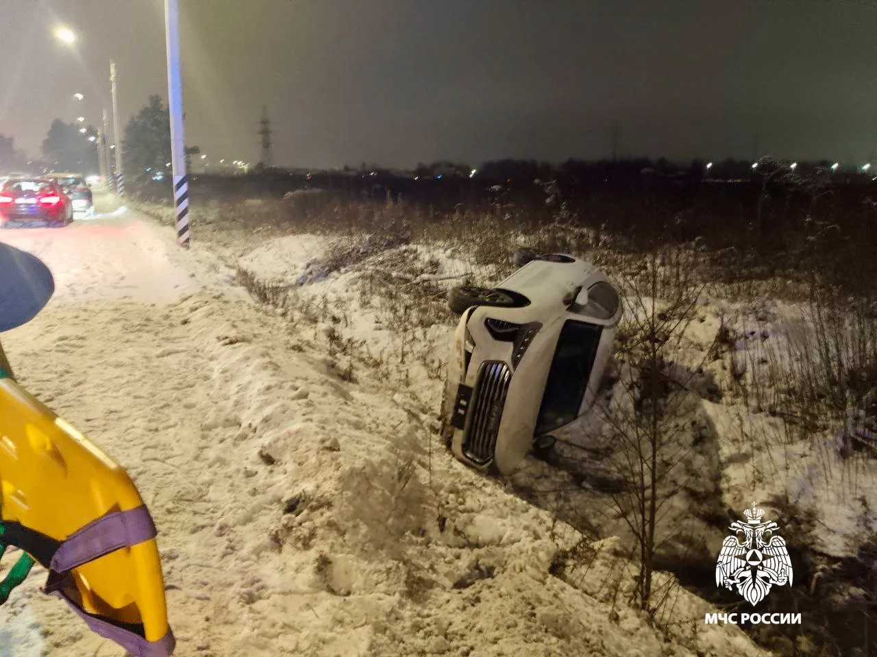 На шоссе в Твери произошло серьезное ДТП с тремя автомобилями