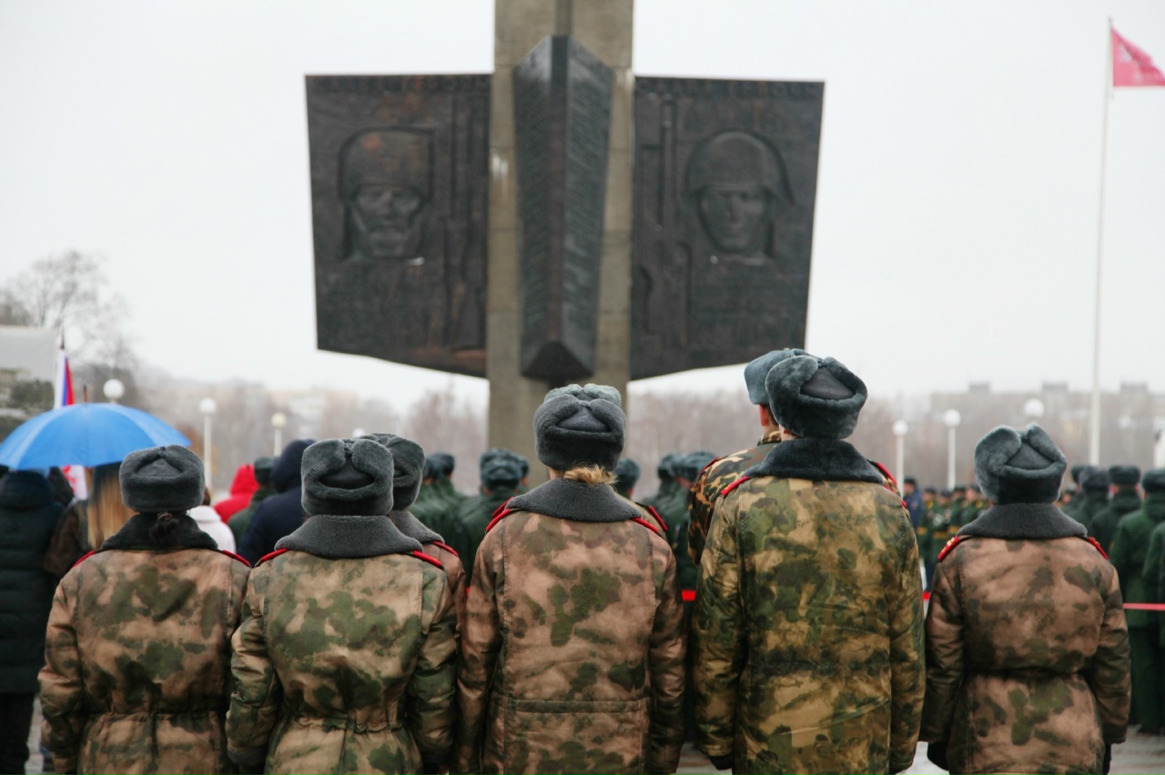 Полковник юстиции и кадеты возложили цветы к Обелиску Победы в Твери