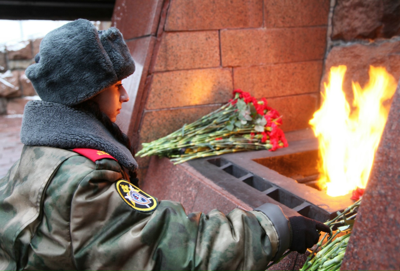 Полковник юстиции и кадеты возложили цветы к Обелиску Победы в Твери