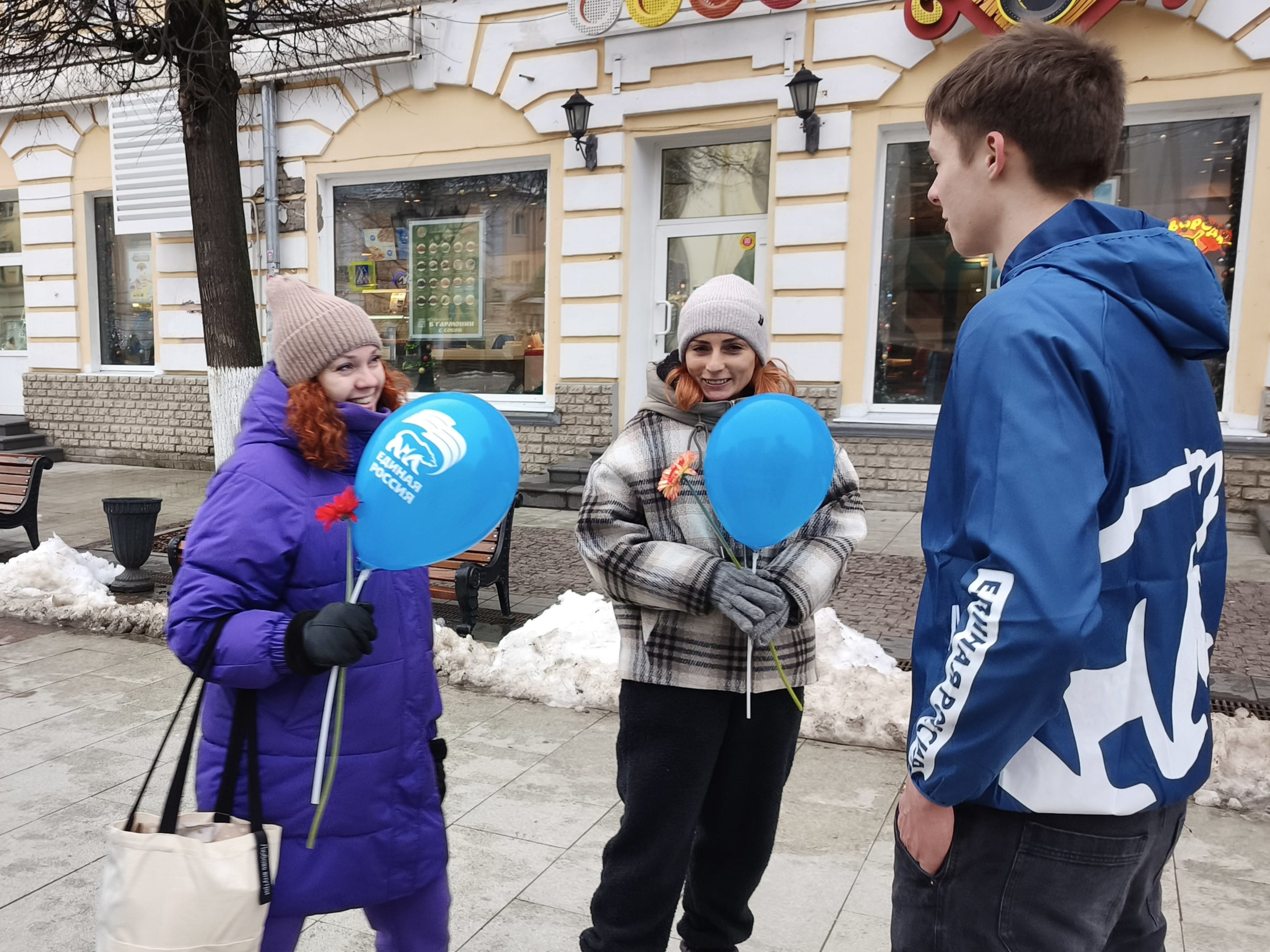Активисты Волонтерского центра «Единой России» поздравили мам в Твери