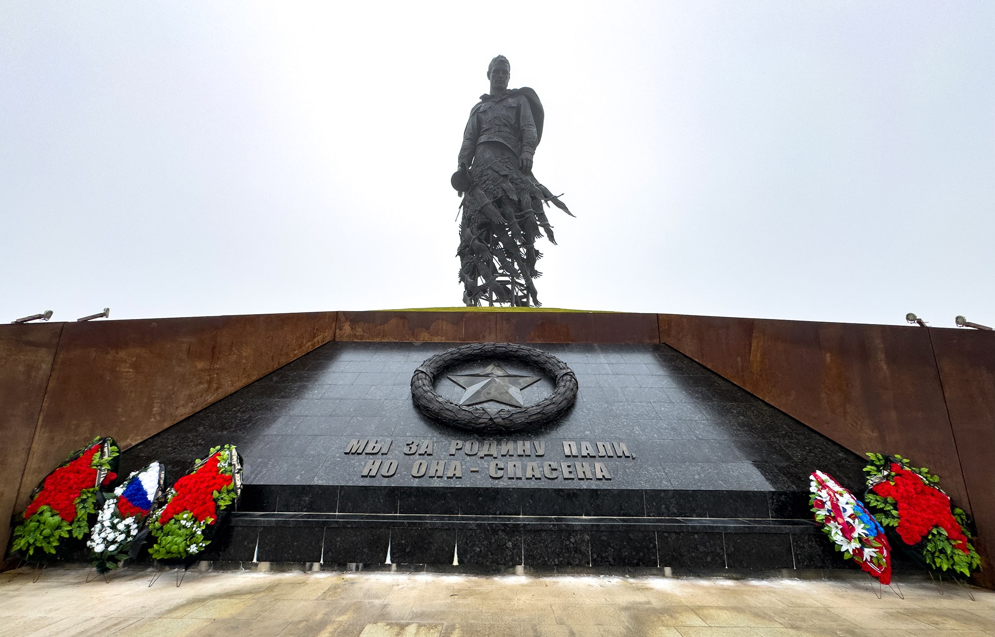 Виталий Королев начал рабочую поездку в Ржевский округ с возложения цветов к мемориалу Советскому солдату