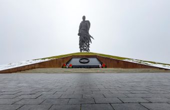 Виталий Королев начал рабочую поездку в Ржевский округ с возложения цветов к мемориалу Советскому солдату мемориалу