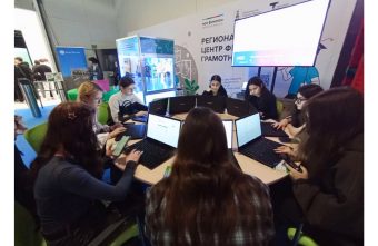 На фестивале в Твери школьникам и студентам рассказали, как создать чат-бота фестивале