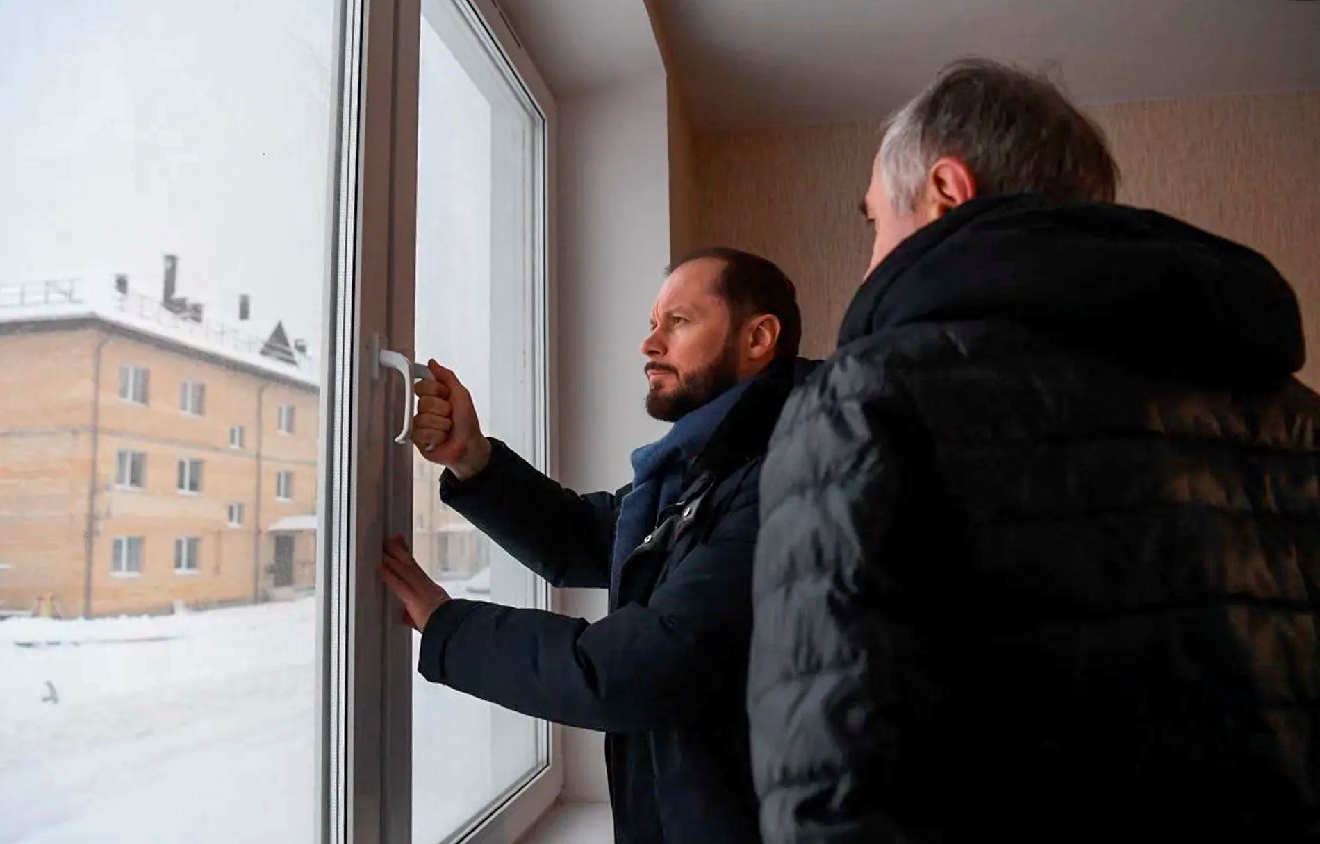 Глава региона Виталий Королев вручил жителям ключи от новых квартир