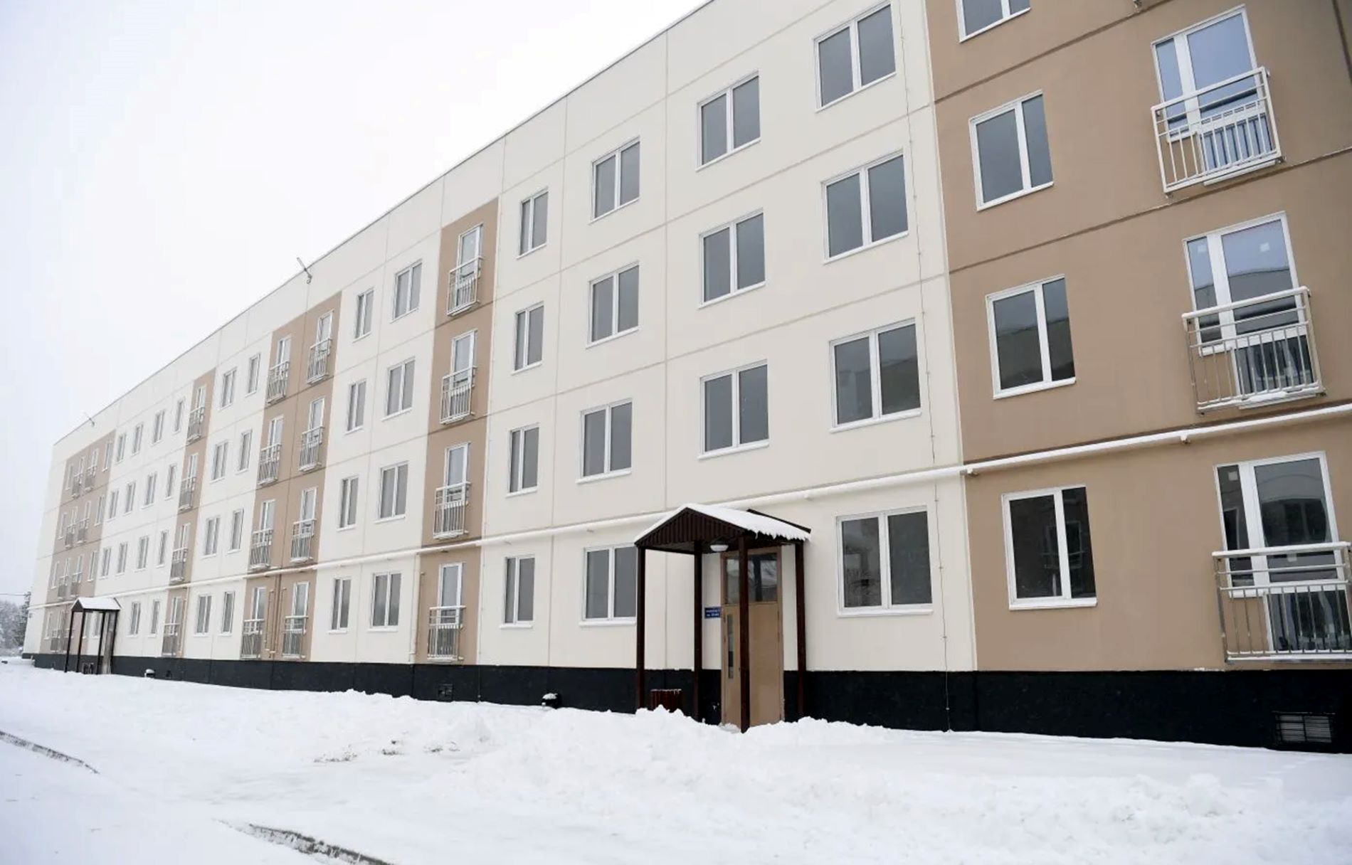 Глава региона Виталий Королев вручил жителям ключи от новых квартир