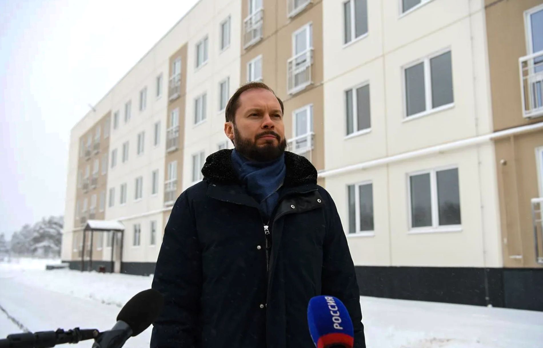 Глава региона Виталий Королев вручил жителям ключи от новых квартир