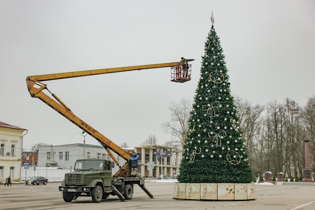 Главная новогодняя ель в Тверской области вызвала неоднозначную реакцию горожан