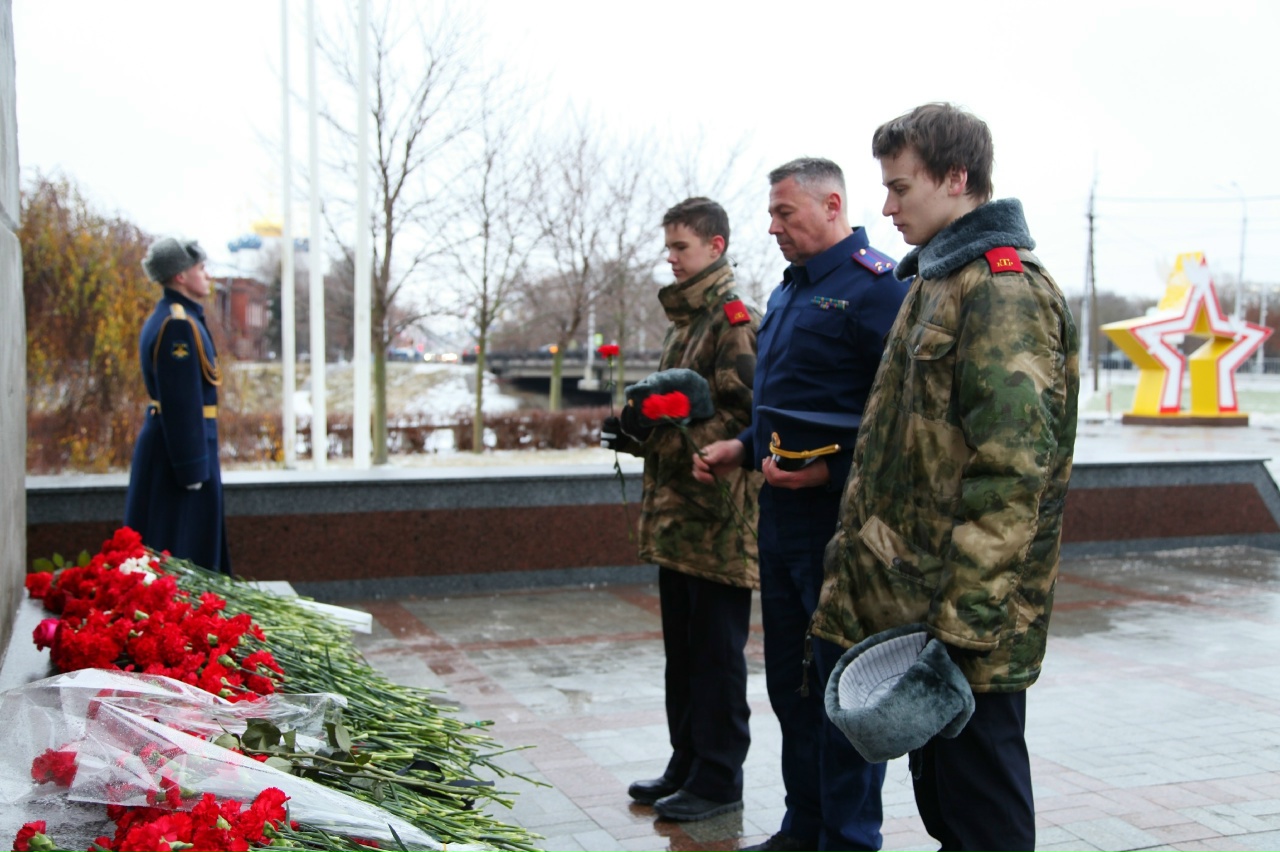 Полковник юстиции и кадеты возложили цветы к Обелиску Победы в Твери