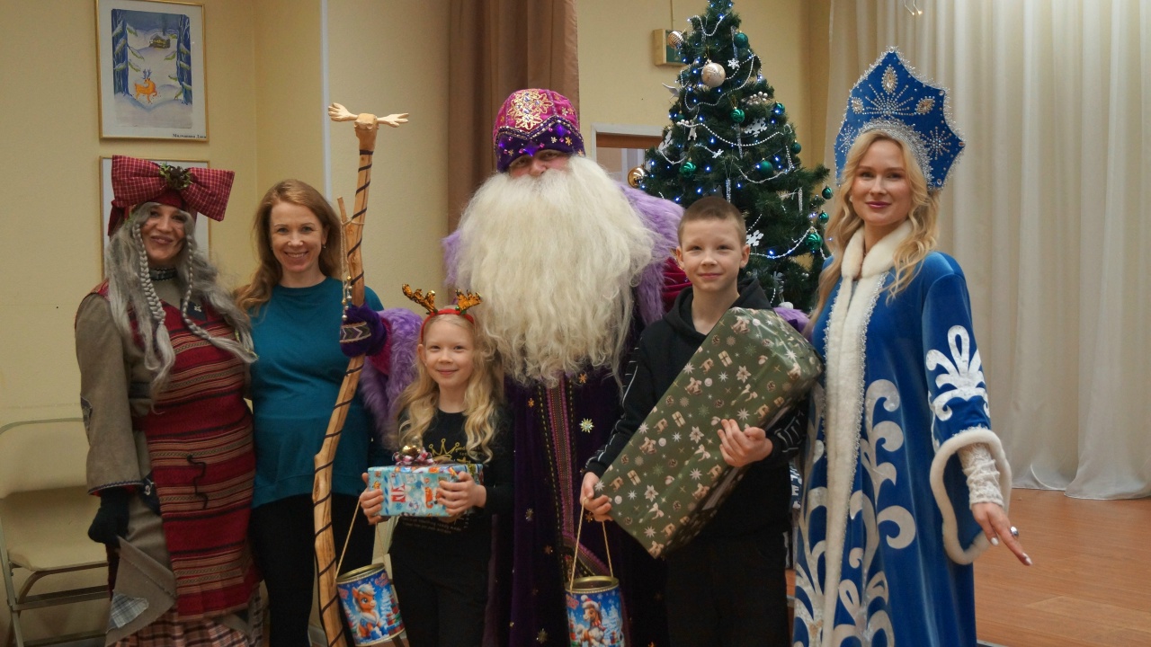 Дагестанский Дед Мороз и Обыда исполнили новогодние мечты детей в Лихославле