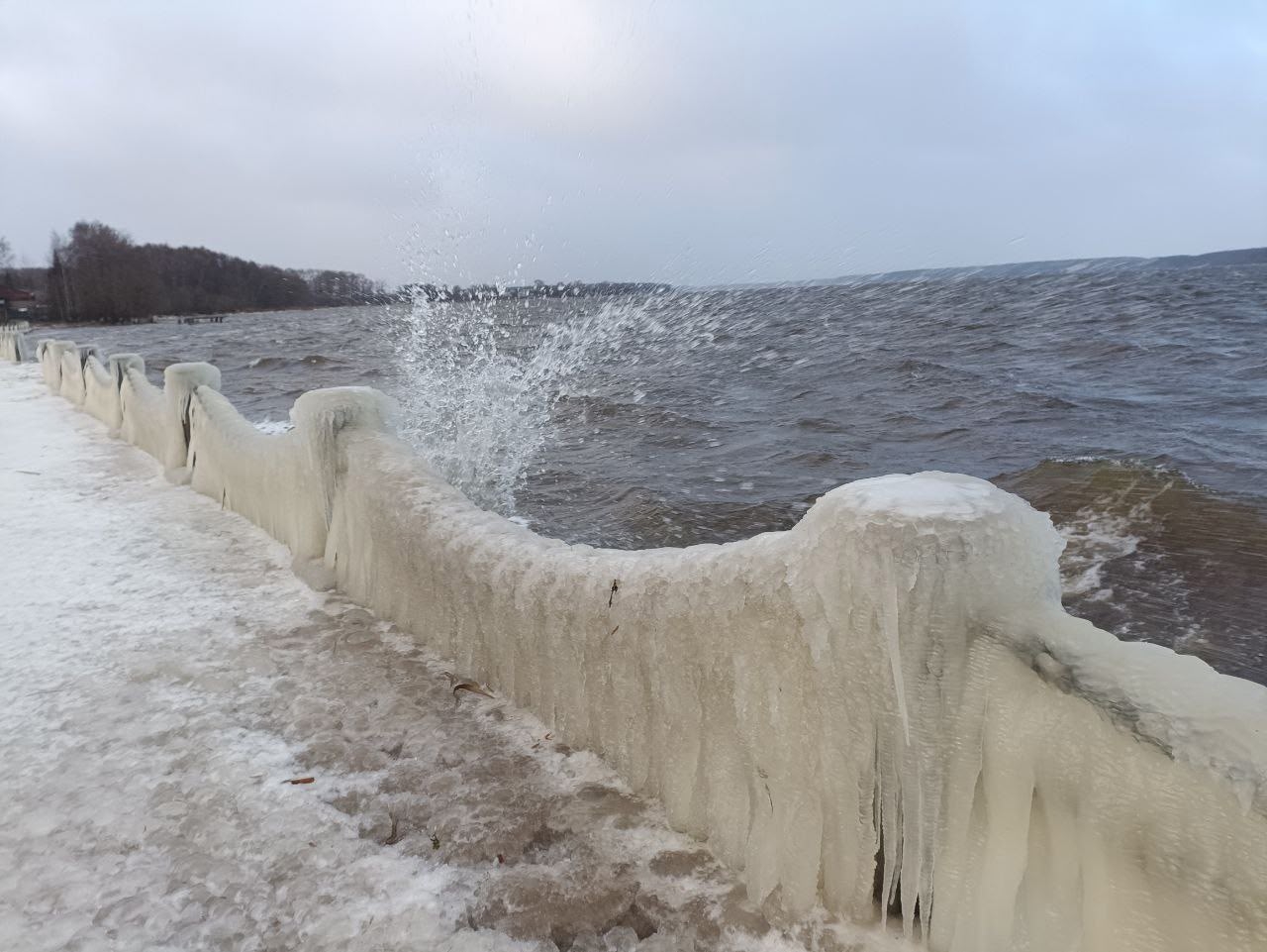 На набережной в Тверской области появился ледяной музей