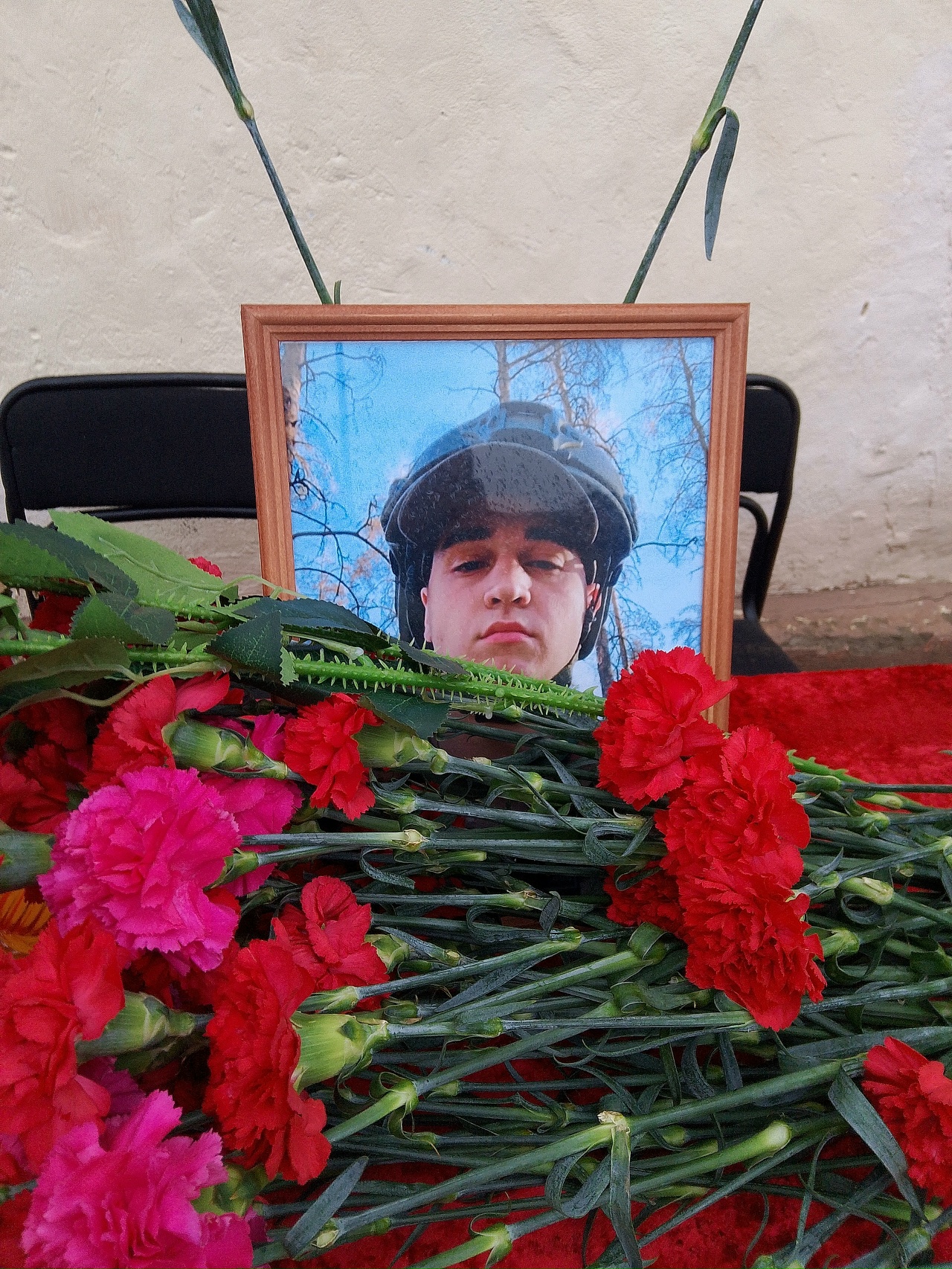 Мемориальную доску в честь павшего бойца СВО открыли в Андреаполе