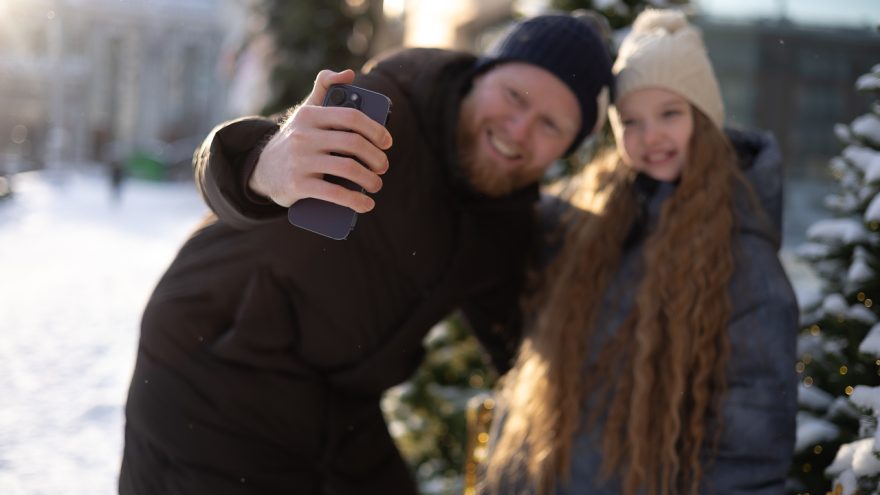 Эксперт рассказал, какие гаджеты лучше не оставлять в машине зимой
