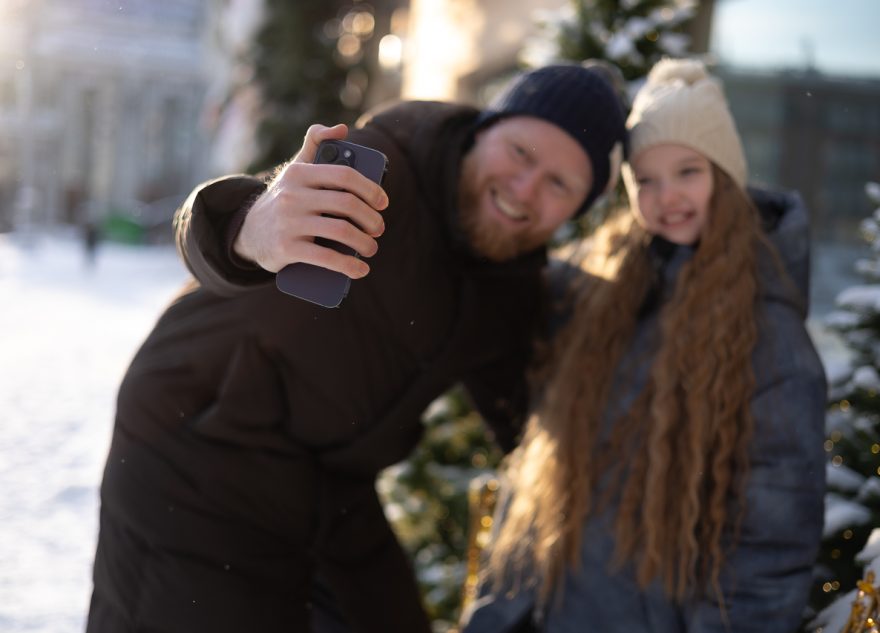 Эксперт рассказал, какие гаджеты лучше не оставлять в машине зимой