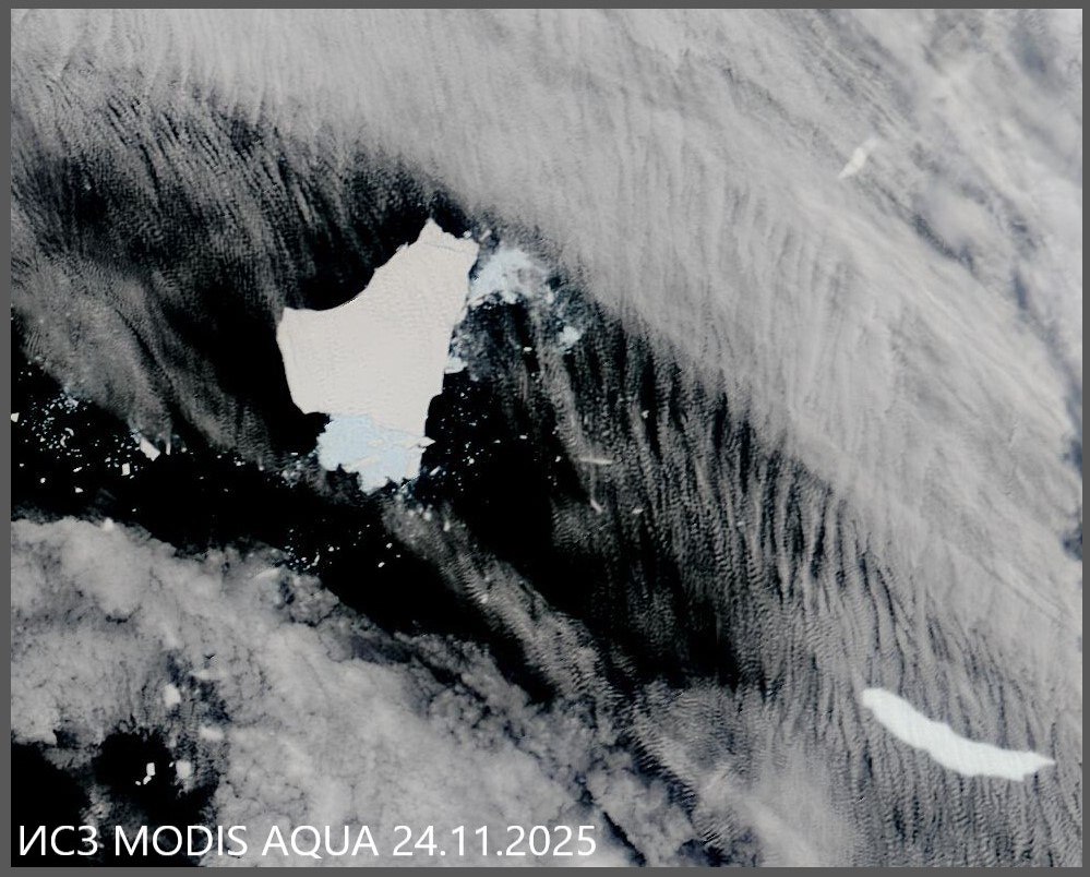 «Роскосмос» опубликовал снимок расколовшегося на части огромного айсберга