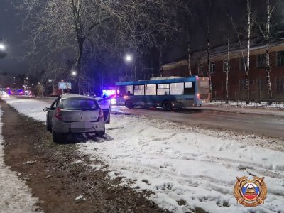 В Твери легковушка столкнулась с автобусом, пострадал школьник