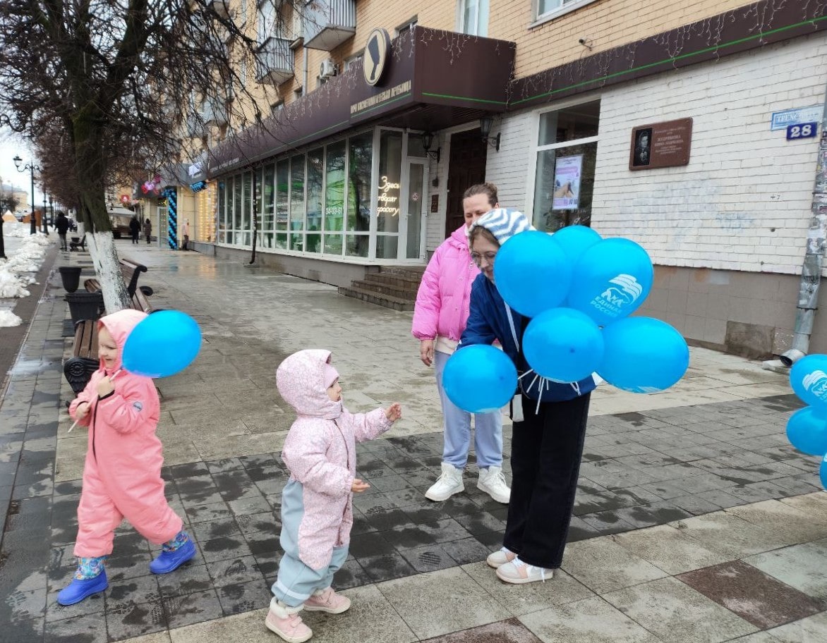 Активисты Волонтерского центра «Единой России» поздравили мам в Твери