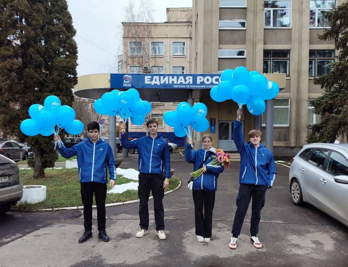 Активисты Волонтерского центра «Единой России» поздравили мам в Твери