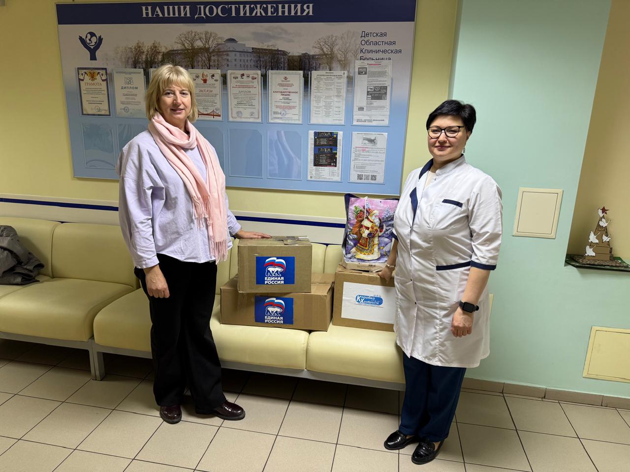 В регионе представители партии «Единая Россия» передают игрушки детям, которые проходят лечение в больницах