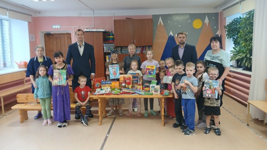 В регионе представители партии «Единая Россия» передают игрушки детям, которые проходят лечение в больницах