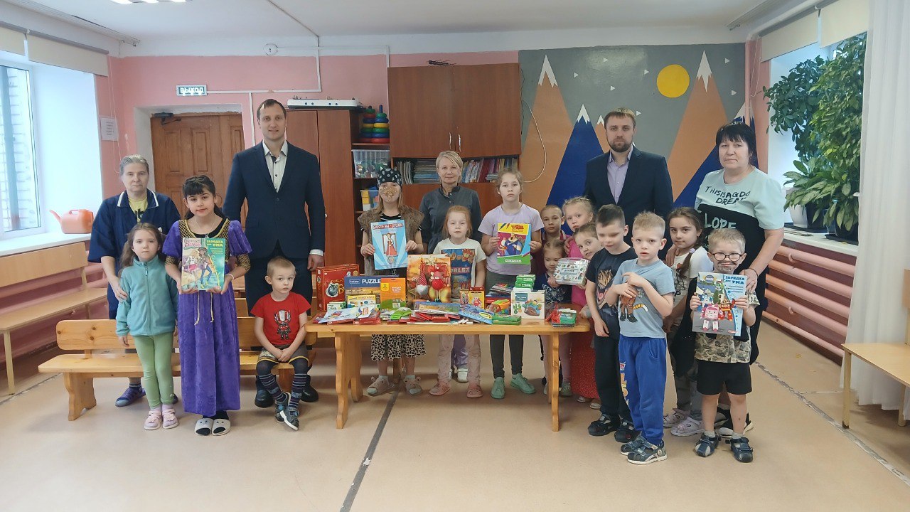 В регионе представители партии «Единая Россия» передают игрушки детям, которые проходят лечение в больницах