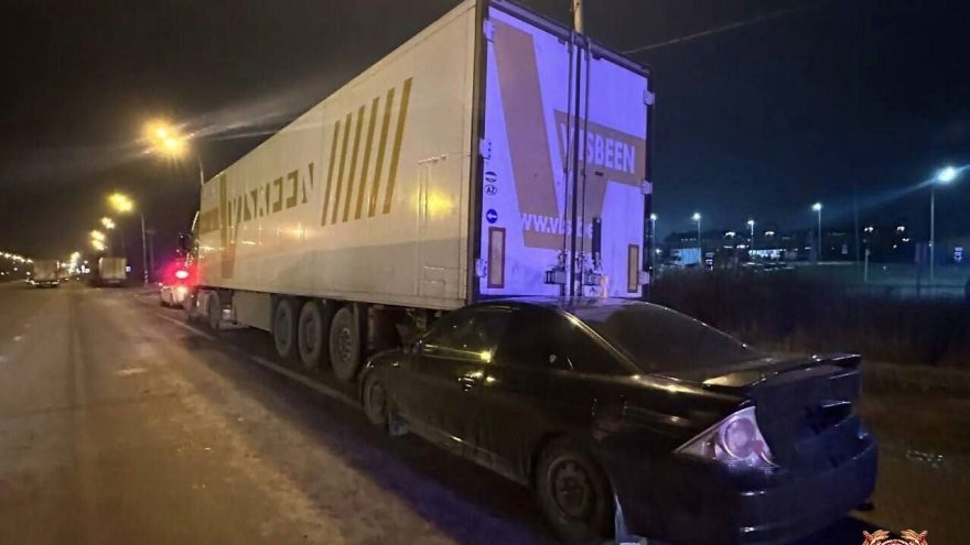 На трассе в Тверской области "Хонда" врезалась в фуру