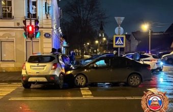 Три человека пострадали в столкновении "Опеля" и "Тойоты" в Твери столкновении