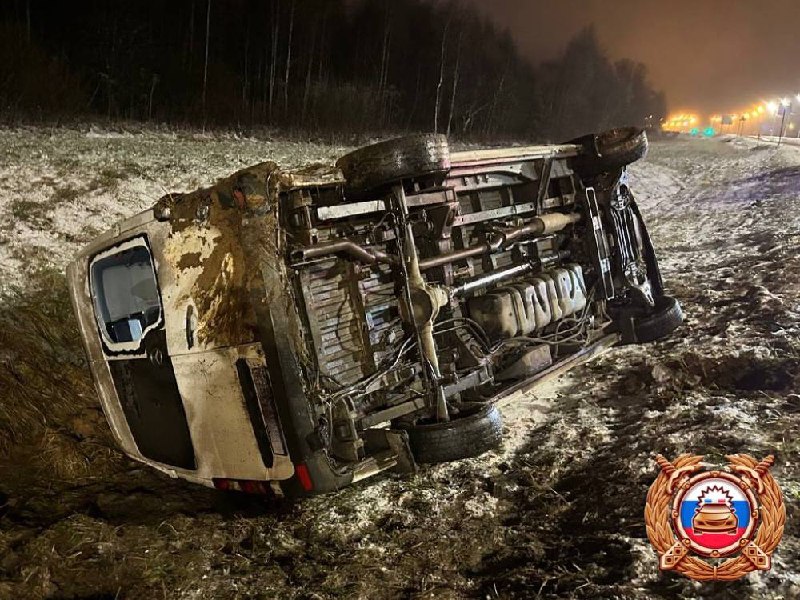 В Тверской области слетел с трассы и опрокинулся "Мерседес"