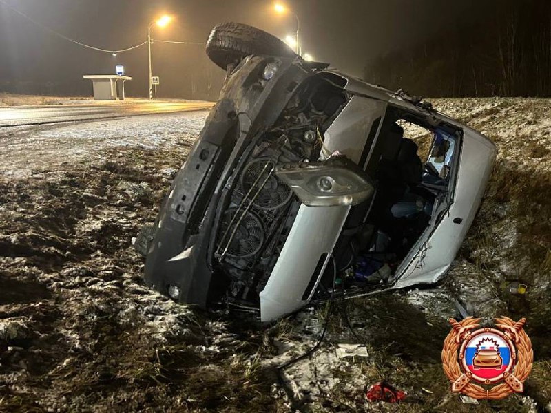 В Тверской области слетел с трассы и опрокинулся "Мерседес"