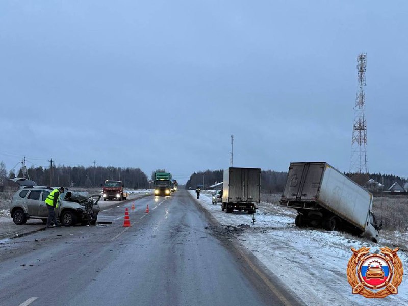 Три человека пострадали в столкновении двух автомобилей под Тверью