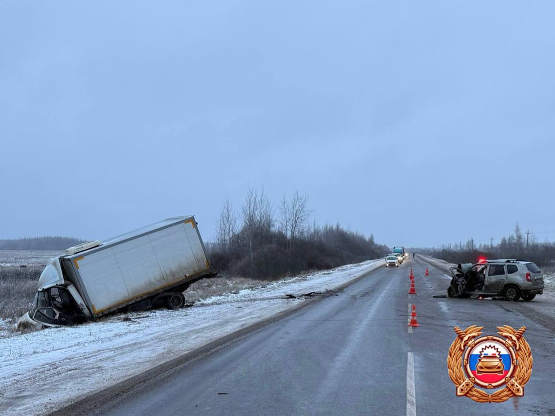 Три человека пострадали в столкновении двух автомобилей под Тверью
