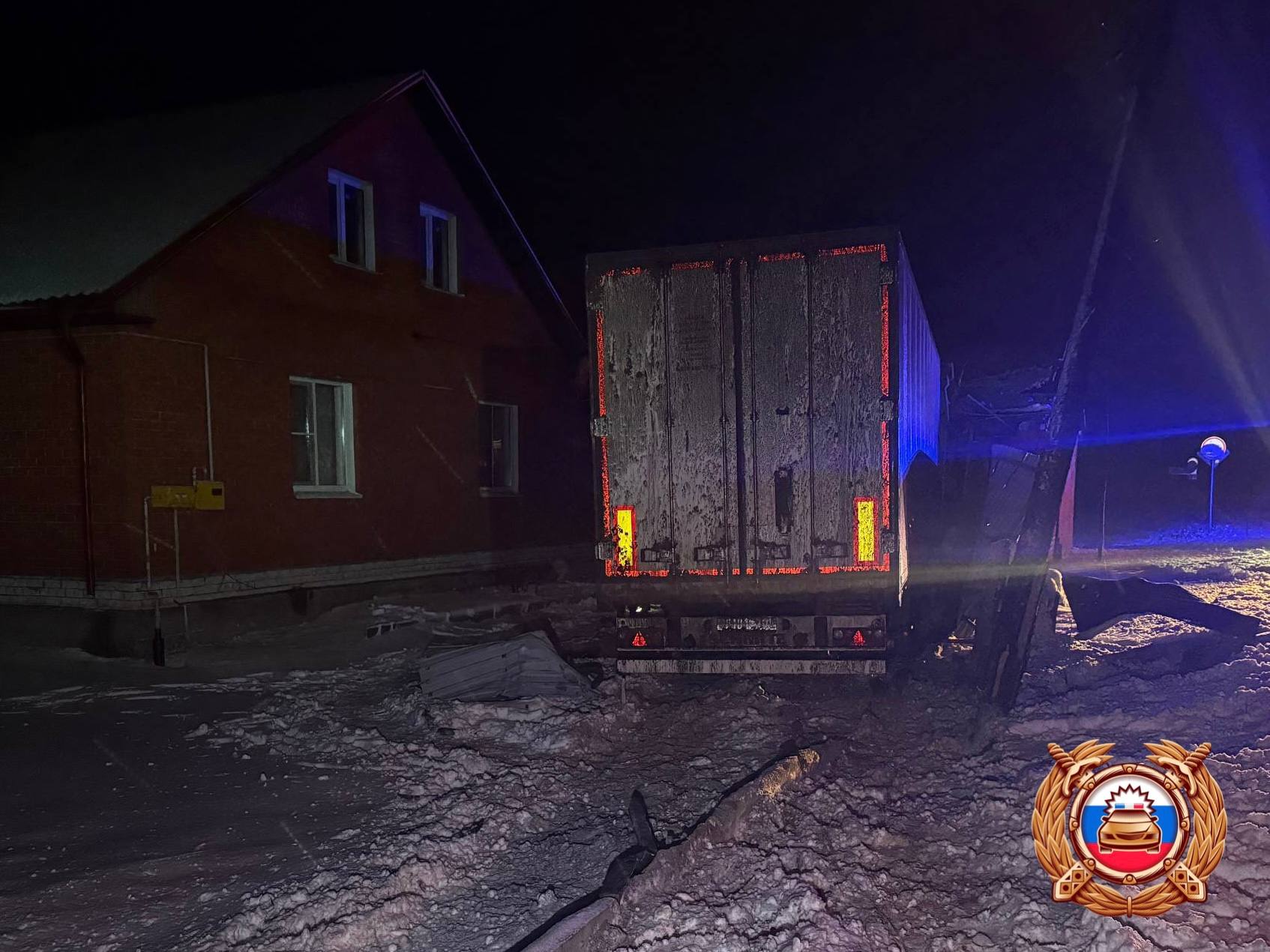 В деревне под Тверью фура въехала в дом