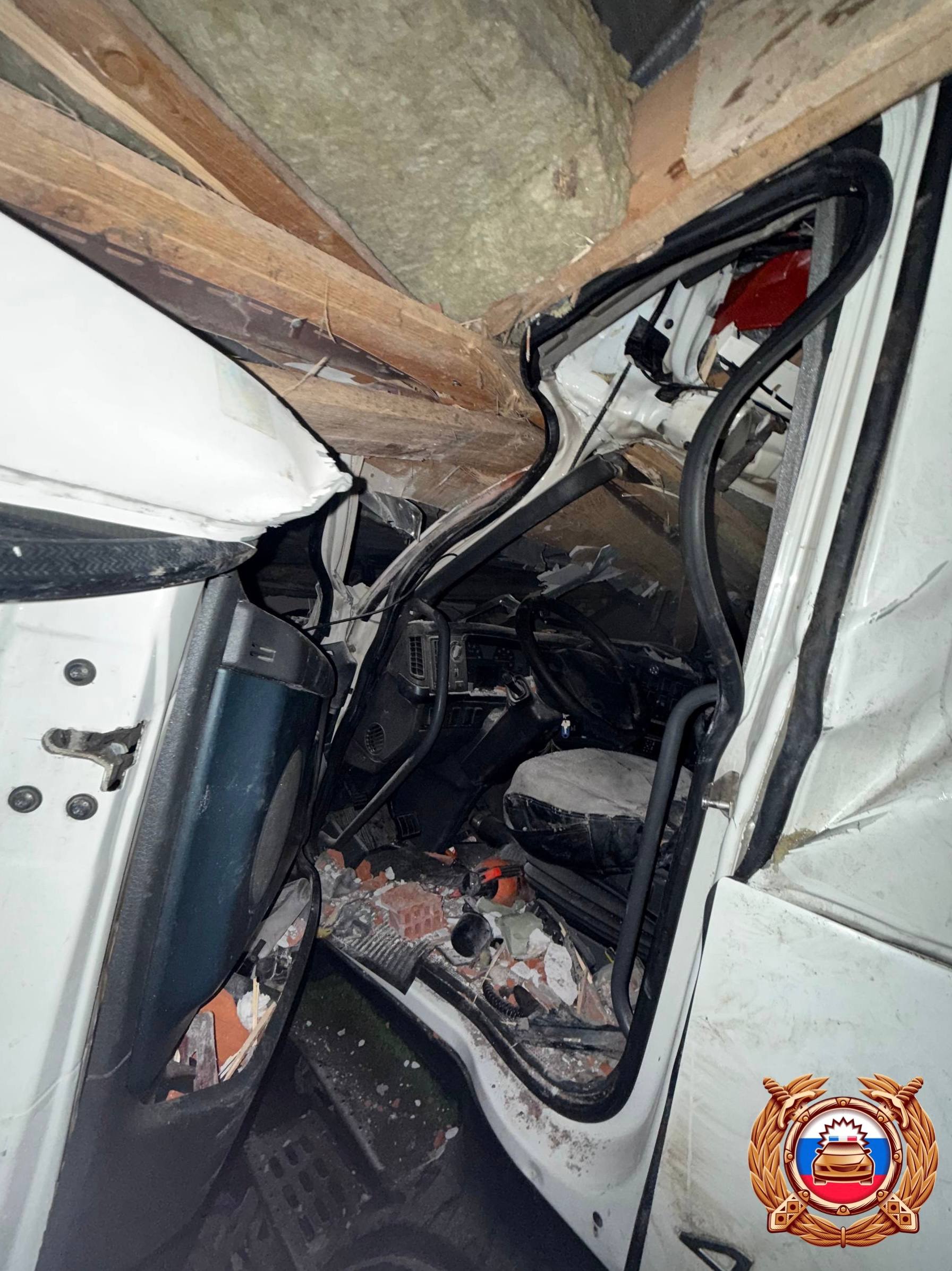 В деревне под Тверью фура въехала в дом